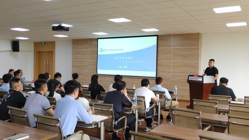 以下是一些市面上常见的电工证培训教材及其价格，仅供参考：